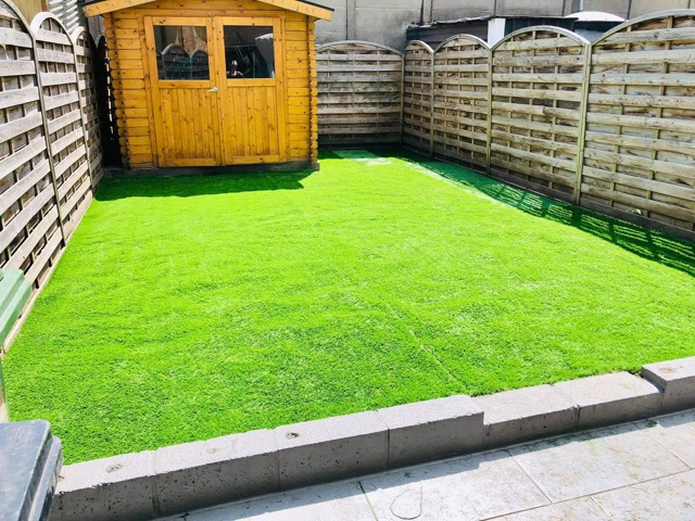 abri en fond de jardin