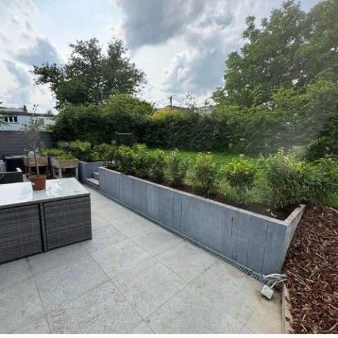 Plantations par une entreprise de parc et jardin