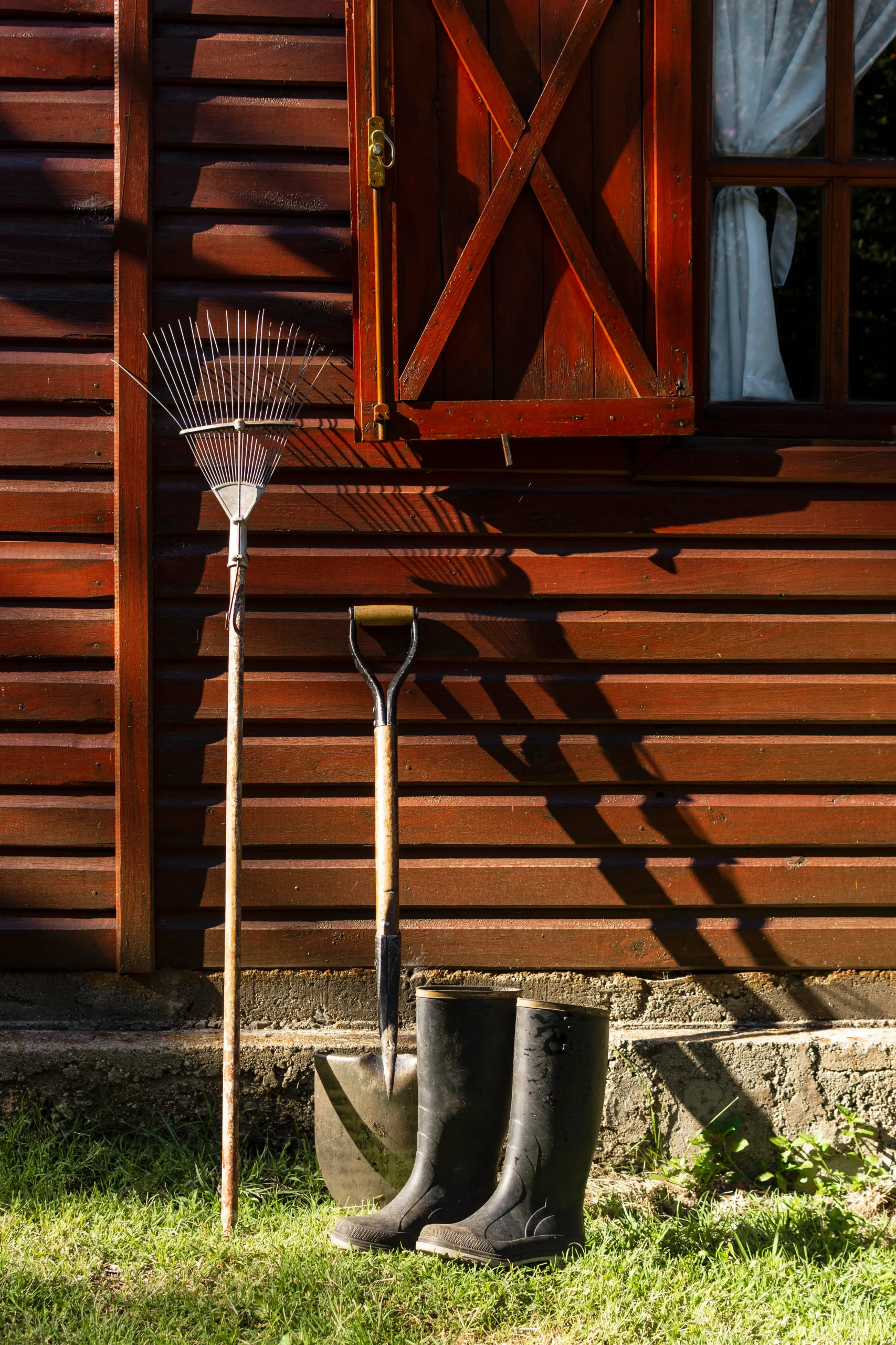 bottes devant un abri de jardin